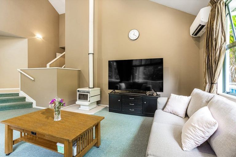 Photo of property in 16a Kingsclere Place, Goodwood Heights, Auckland, 2105