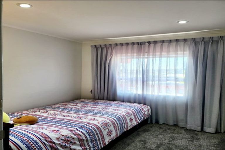 Photo of property in 2/31 Sunnyfield Crescent, Glenfield, Auckland, 0629