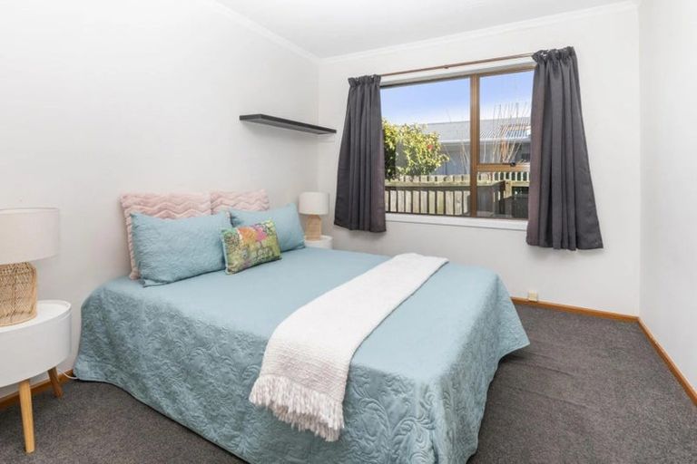 Photo of property in 11 Eglinton Street, Avondale, Christchurch, 8061