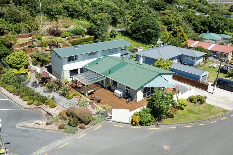 Photo of property in 8 Boscobel Lane, Tawa, Wellington, 5028