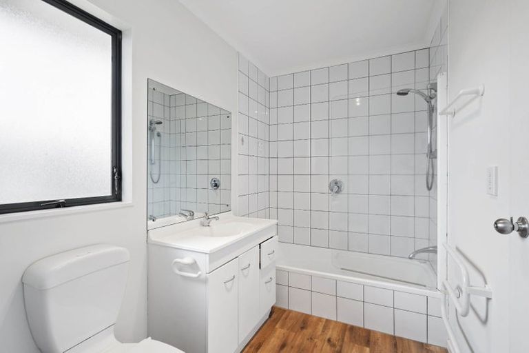 Photo of property in 3 Phelps Place, Glendene, Auckland, 0602