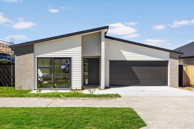 Photo of property in 100 Metoriti Crescent, Karaka, 2124