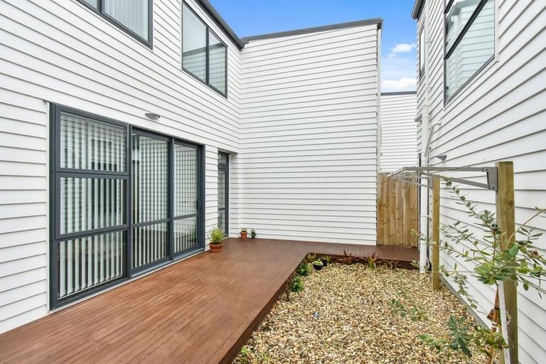 Photo of property in 7 Taupinga Way, Takanini, 2112