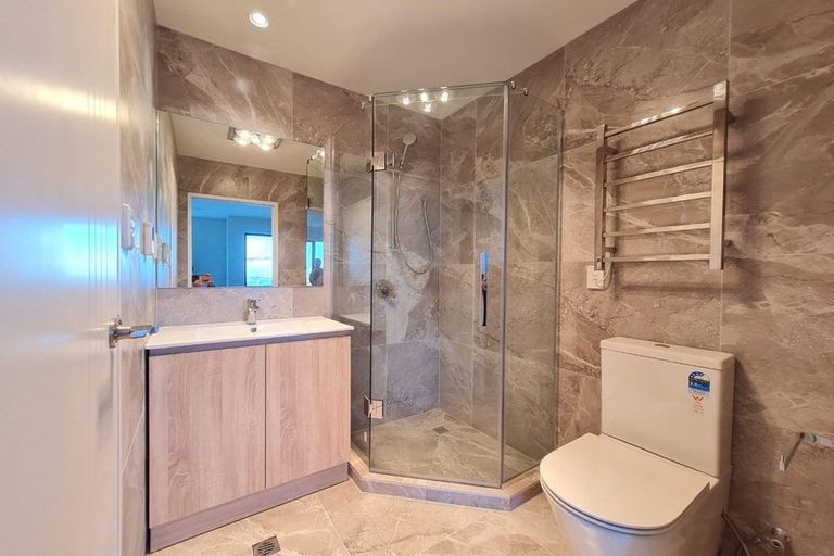 Photo of property in 5/200 Sunnynook Road, Totara Vale, Auckland, 0627