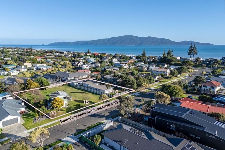 Photo of property in 16 Eruini Street, Waikanae Beach, Waikanae, 5036