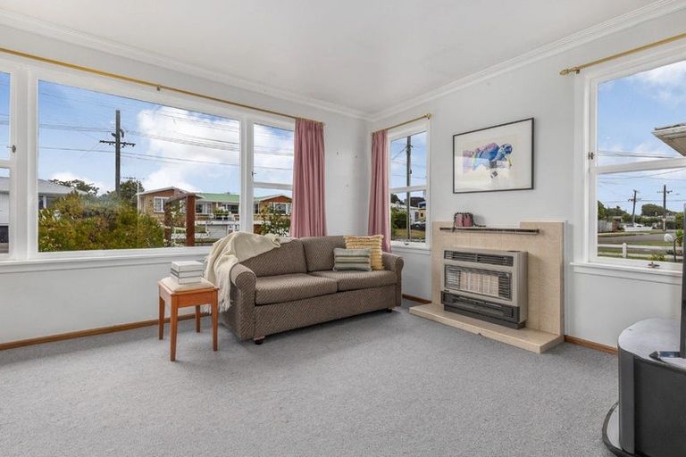 Photo of property in 11 Karaka Crescent, Levin, 5510