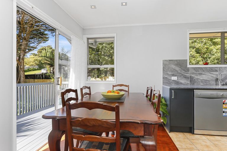 Photo of property in 16 Onedin Place, Titirangi, Auckland, 0604