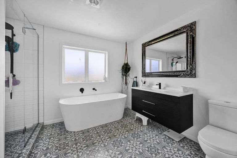 Photo of property in 1 Waingongoro Road, Cardiff, Stratford, 4391