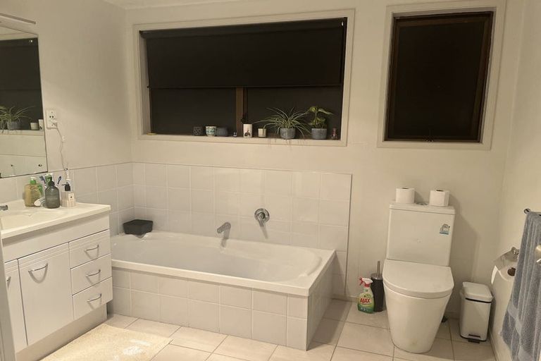 Photo of property in 36 Deverell Place, Northcross, Auckland, 0632