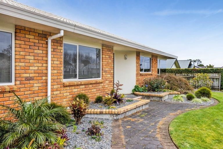 Photo of property in 18 Kinross Drive, Merrilands, New Plymouth, 4312