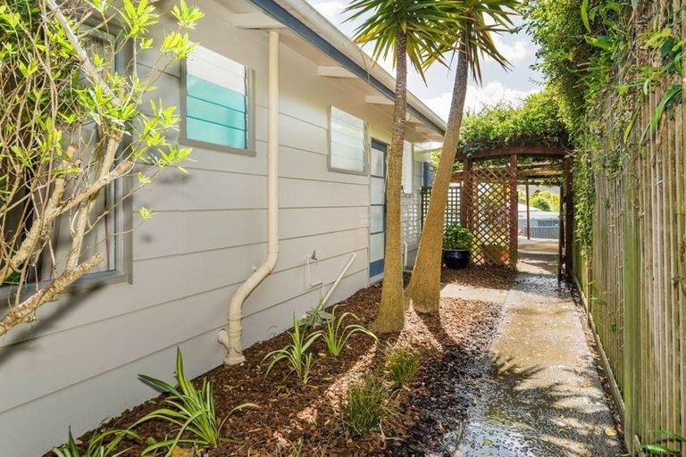 Photo of property in 2/32 Drome View Place, Beach Haven, Auckland, 0626
