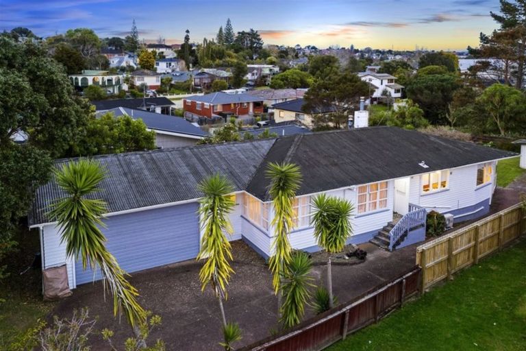 Photo of property in 56 Divich Avenue, Te Atatu South, Auckland, 0610