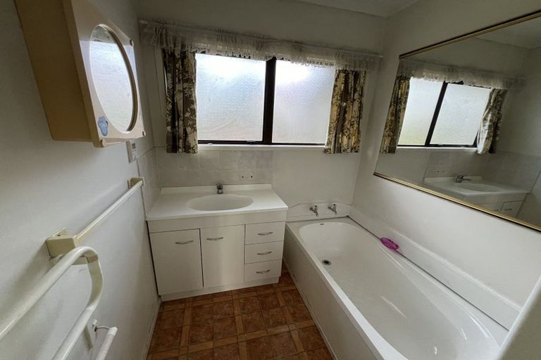 Photo of property in 1/64 Aviemore Drive, Highland Park, Auckland, 2010