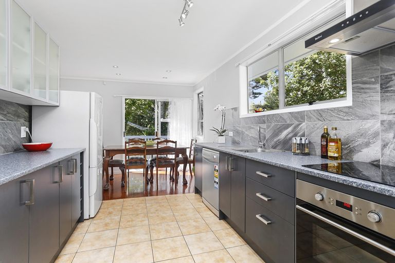 Photo of property in 16 Onedin Place, Titirangi, Auckland, 0604