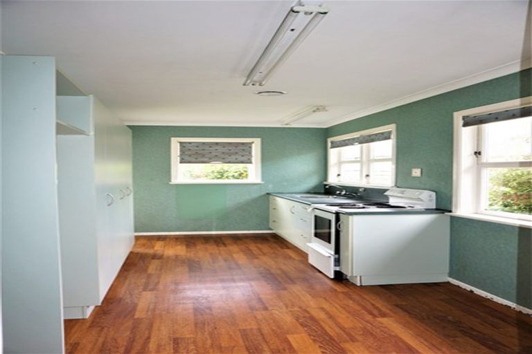 Photo of property in 32 Queenwood Road, Levin, 5510