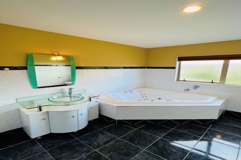 Photo of property in 701a Beach Road, Rothesay Bay, Auckland, 0630