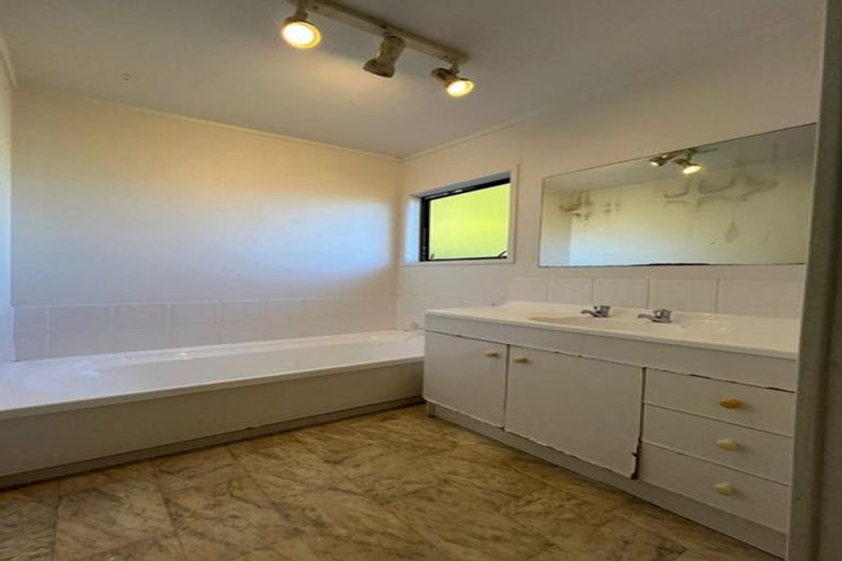 Photo of property in 28 Claverdon Drive, Massey, Auckland, 0614