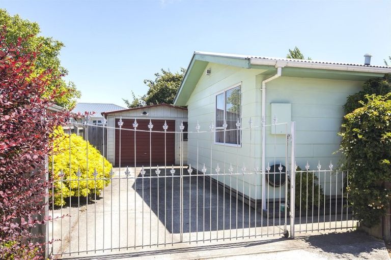 Photo of property in 2/87 Olliviers Road, Phillipstown, Christchurch, 8011