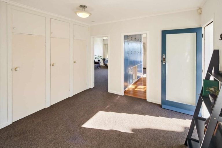 Photo of property in 6 Warrington Grove, Newlands, Wellington, 6037