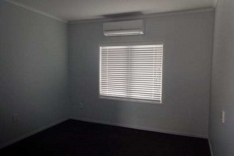 Photo of property in 81 Hobsonville Road, West Harbour, Auckland, 0618