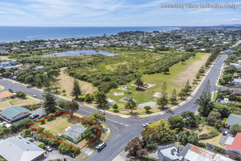 Photo of property in 41 Queens Road, Waikanae Beach, Waikanae, 5036