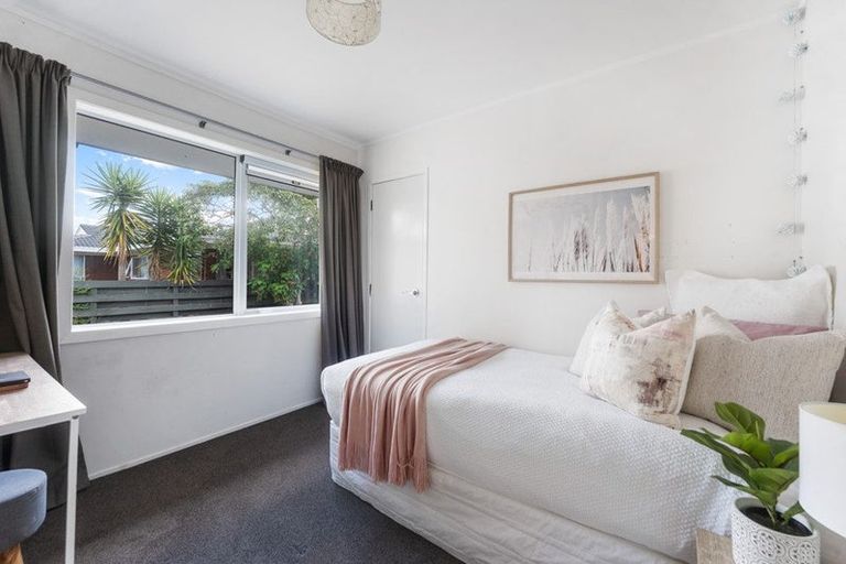 Photo of property in 2/40 James Evans Drive, Northcote, Auckland, 0627