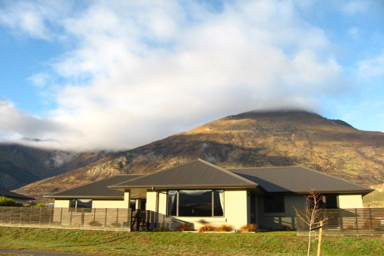 Photo of property in 1 Manorburn Place, Lake Hayes, Queenstown, 9304
