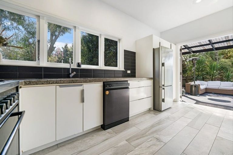 Photo of property in 98 Millbrook Road, Sunnyvale, Auckland, 0612