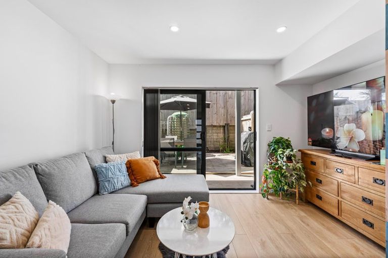 Photo of property in 4/6 South Pacific Place, Henderson, Auckland, 0612