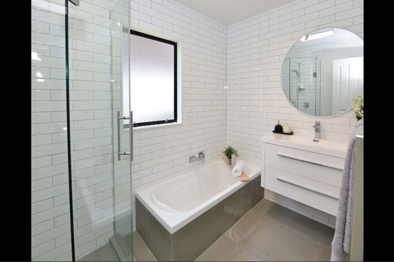 Photo of property in 2/26 Sandown Road, Rothesay Bay, Auckland, 0630