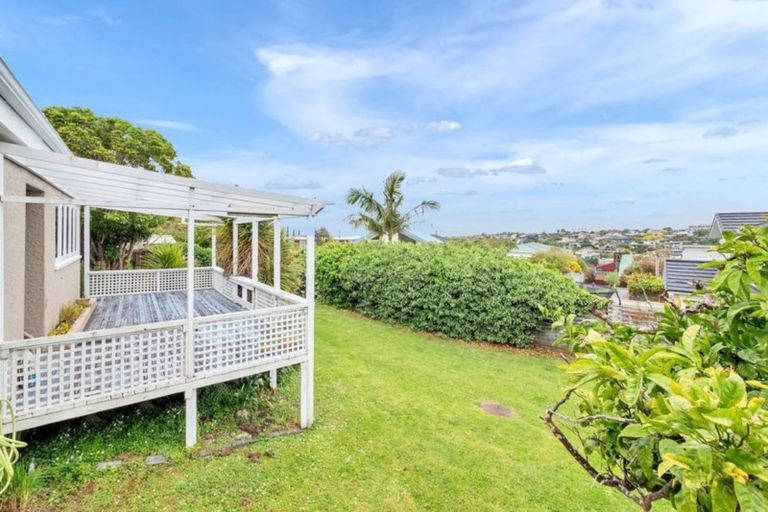 Photo of property in 2/64 Browns Bay Road, Rothesay Bay, Auckland, 0630