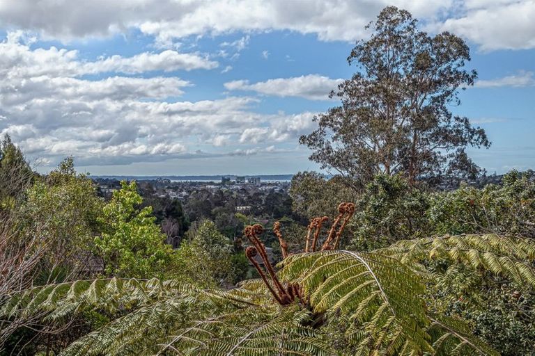 Photo of property in 21 Longfellow Parade, Glen Eden, Auckland, 0604