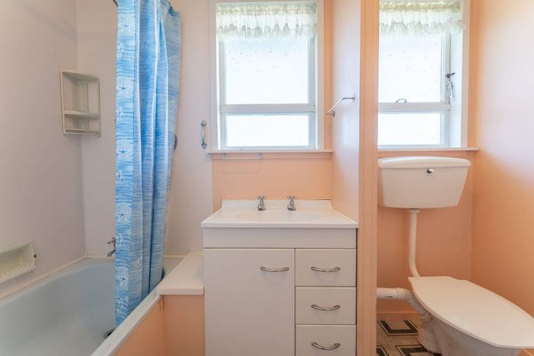 Photo of property in 2 Balmoral Street, Waimate, 7924