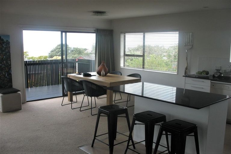 Photo of property in 2/33 Montgomery Avenue, Rothesay Bay, Auckland, 0630