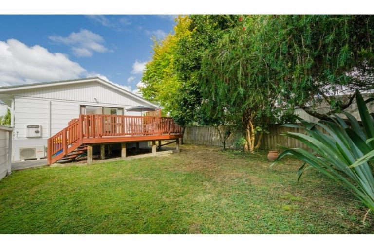Photo of property in 2/3 Talavera Place, Te Atatu South, Auckland, 0602