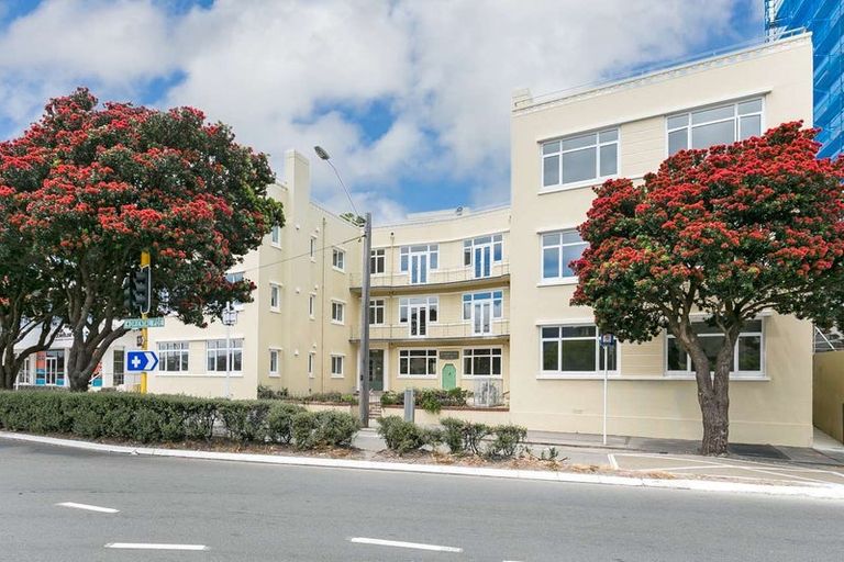 Photo of property in Fountain Court, 5/48 Oriental Parade, Oriental Bay, Wellington, 6011