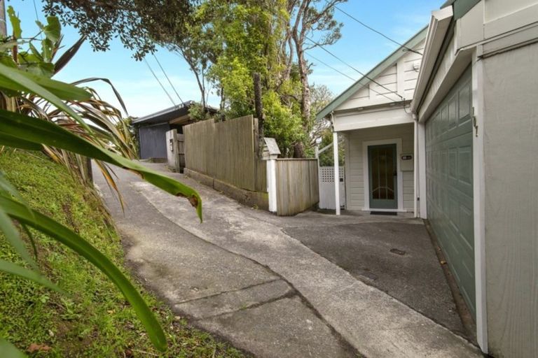 Photo of property in 107 Northland Road, Northland, Wellington, 6012