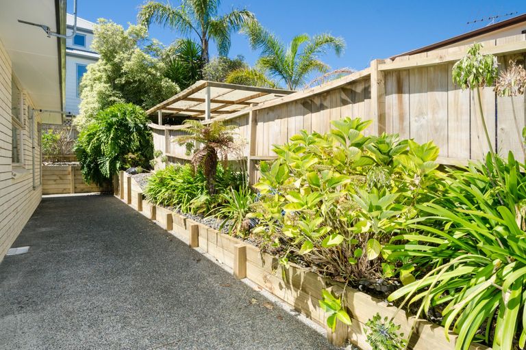 Photo of property in 2/15 Stoneleigh Court, Sunnynook, Auckland, 0632