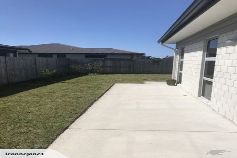 Photo of property in 33 Butterworth Crescent, Papamoa Beach, Papamoa, 3118