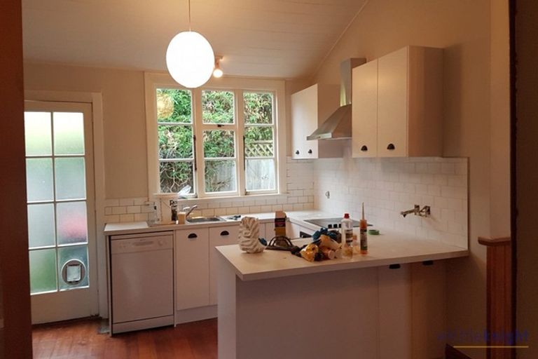 Photo of property in 30 Taupata Street, Redcliffs, Christchurch, 8081