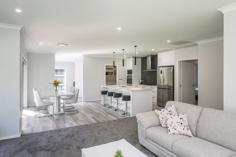 Photo of property in 2 Stoneleigh Grove, Paraparaumu, 5032