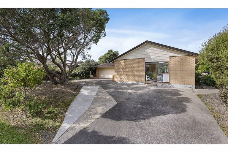 Photo of property in 3 Voltaire Court, Botany Downs, Auckland, 2010