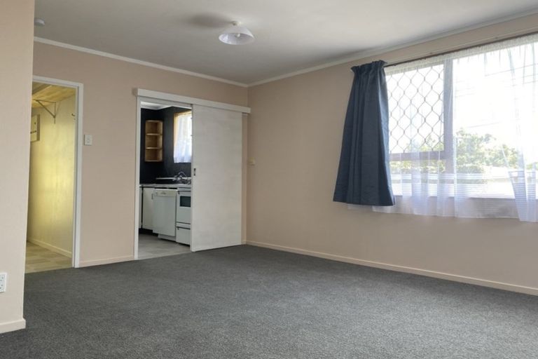 Photo of property in 2/52 Butterworth Drive, Glendene, Auckland, 0602