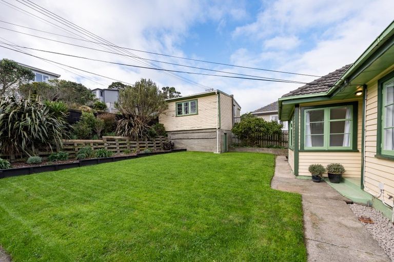 Photo of property in 20 Miles Crescent, Newlands, Wellington, 6037