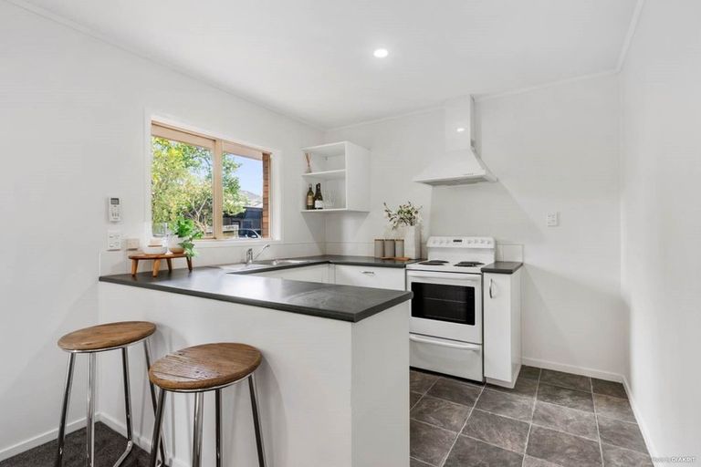 Photo of property in 4/236 Te Atatu Road, Te Atatu South, Auckland, 0610