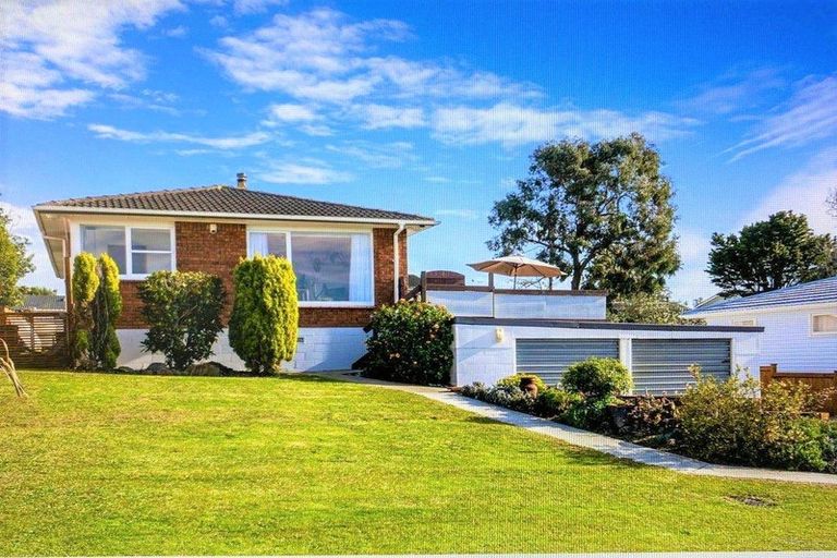 Photo of property in 25 Borrowdace Avenue, Botany Downs, Auckland, 2010