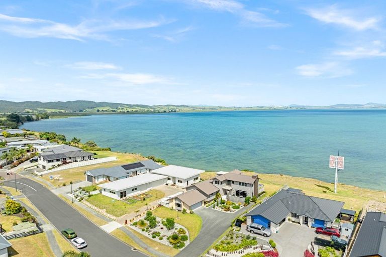 Photo of property in 36 Karoro Road, One Tree Point, 0118