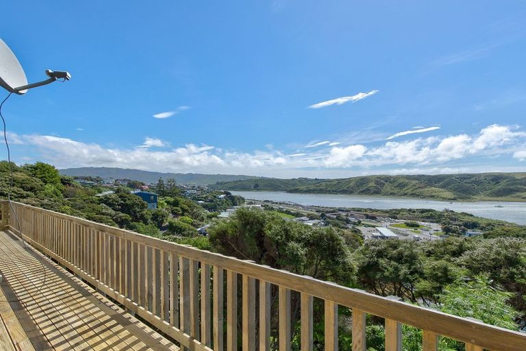 Photo of property in 10 Kahu Road, Paremata, Porirua, 5024