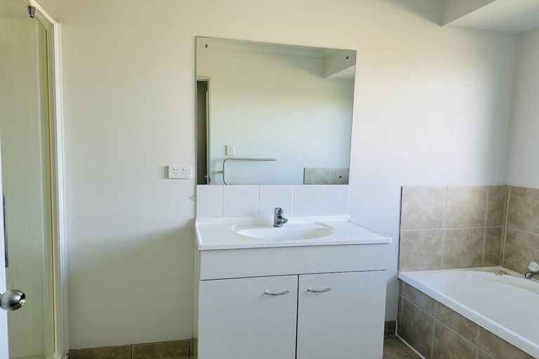 Photo of property in 16 Cathcart Close, Pukekohe, 2120