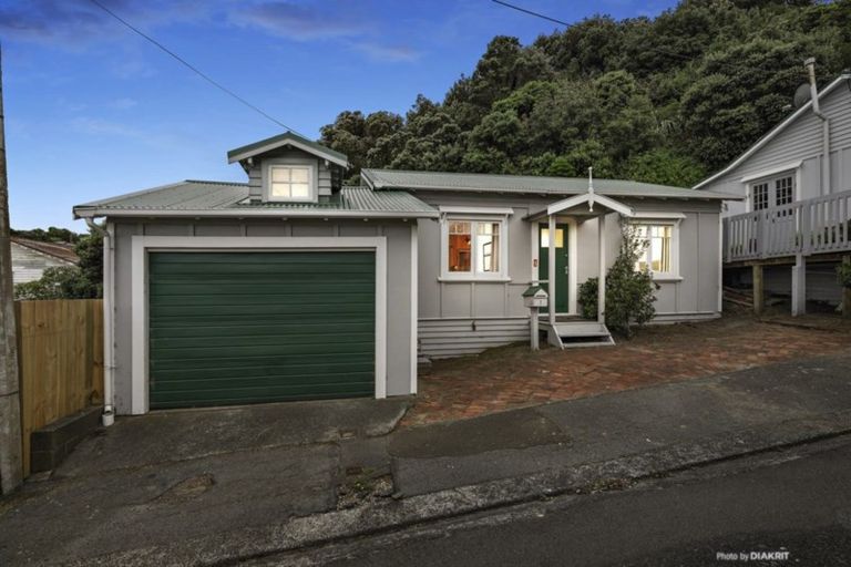 Photo of property in 1 Linwood Way, Island Bay, Wellington, 6023